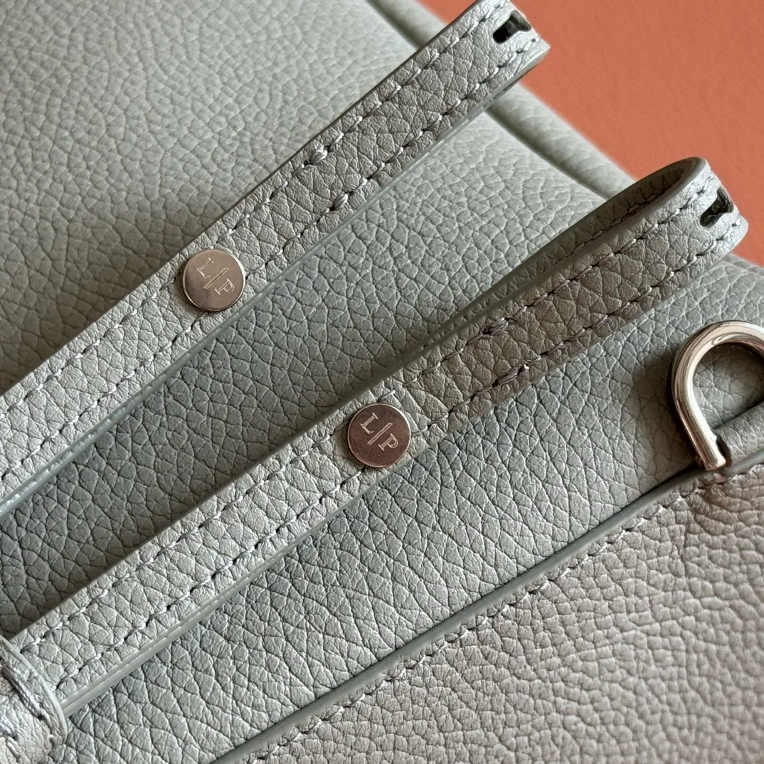 p1360💋💋💋【Original leather all-steel configuration counter complete package】Loro pianaExtra Pocket L23.5 Backpack Calfskin/Goods This Extra Pocket soft calfskin backpack has a unique trapezoidal appearance. A hint of natural grain gives the backpack character and enhances the softness of the leather. The practical design makes it the ideal accessory for busy everyday life. Dimensions: Length 21✖️Height 23.5✖️Width 8cm Dimensions are measured manually, please understand if there are slight errors Leather handle with shoulder strap Two-way zipper closure, zipper pull embellished with MY Charms pendant